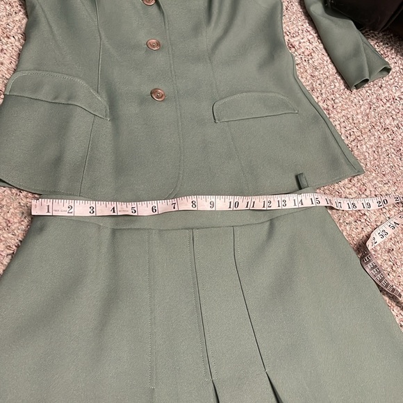 Vintage 70s polyester pleated skirt and blazer set in olive green - Picture 8 of 13